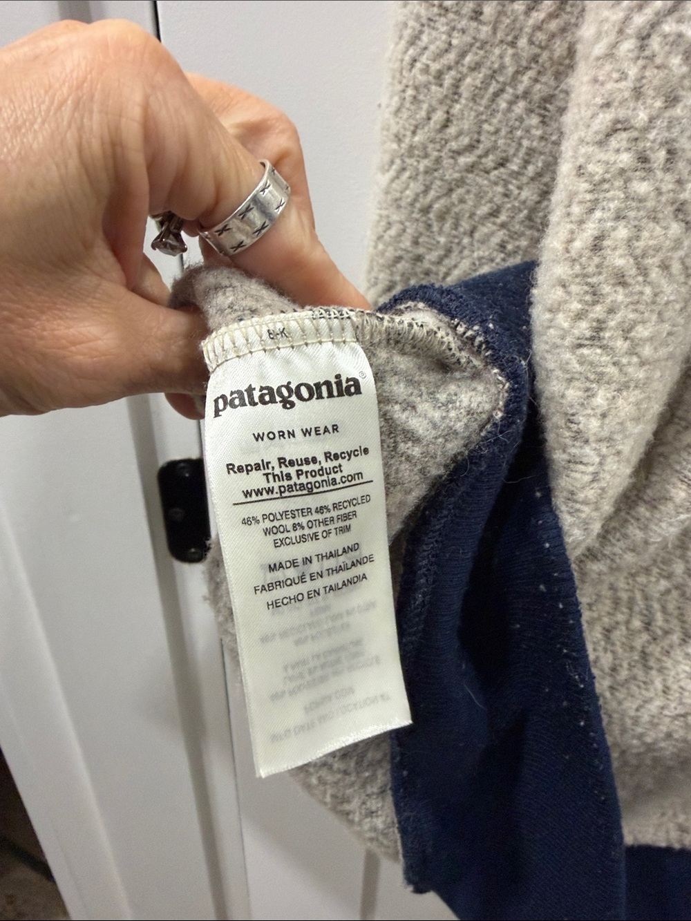 Patagonia Women’s Cream Zip-Up Fleece with Navy Trim - Picture 5 of 5
